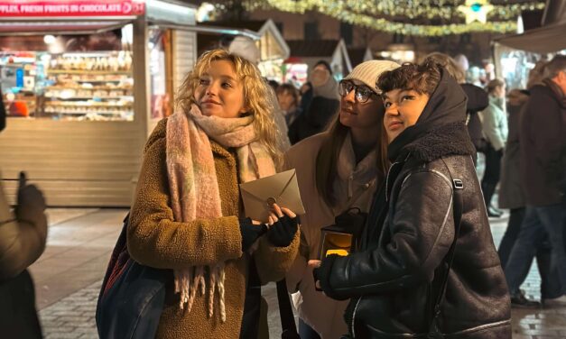 Świąteczna przygoda w sercu Starego Krakowa: rodzinna gra pełna radości i magii